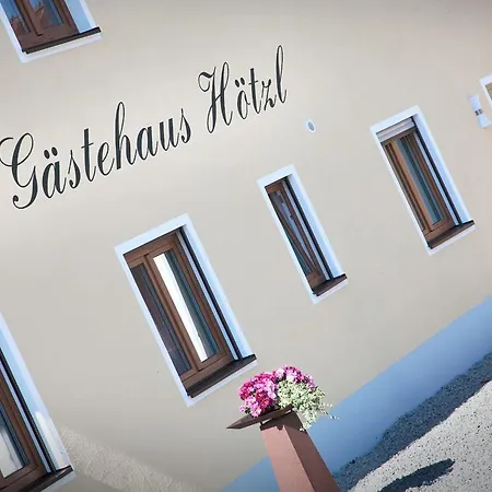 Gaestehaus Hoetzl 招待所 3*